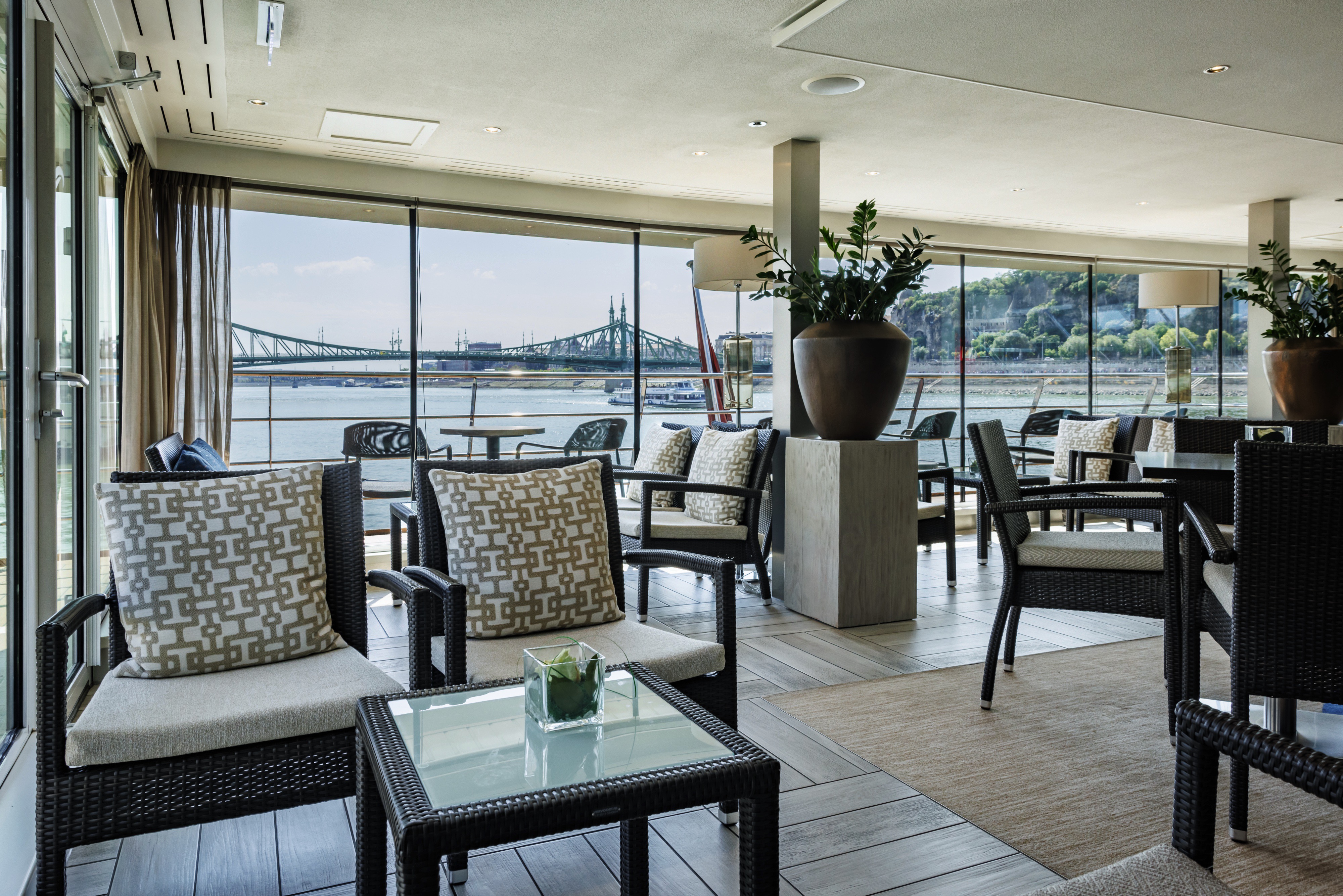 Avalon Illumination - Club Lounge